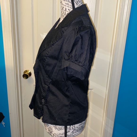 Women’s cute cropped short sleeve pinstriped blazer - Picture 4 of 7